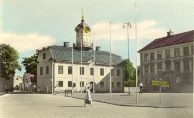 Torg med omgivande byggnader
