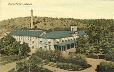 Stor byggnad omgiven av park
