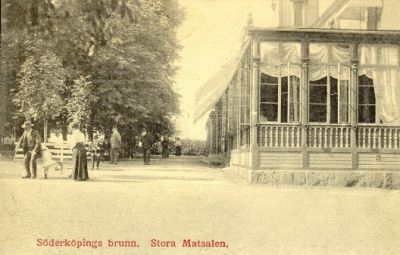 Stor byggnad med inglasad lokal
