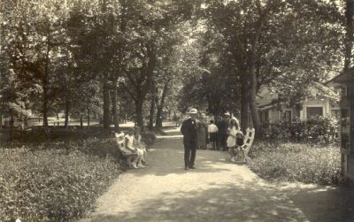 Stor byggnad omgiven av park
