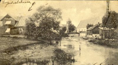 Kyrka och andra byggnader invid vattendrag
