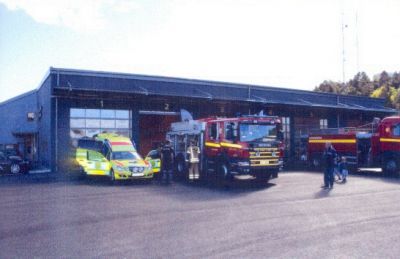 Räddningsstation med ambulans och brandbilar
