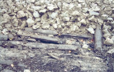 Arkeologisk utgrävning av byggnadsrester
