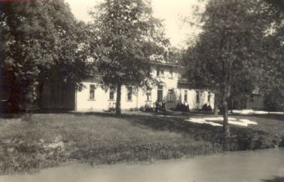 Byggnad intill vattendrag
