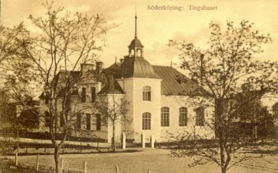 Stort vitt hus med torn och tinnar
