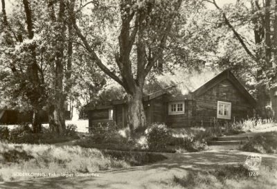 Litet torp i parkmiljö
