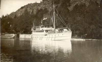 Passagerarbåt vid sluss
