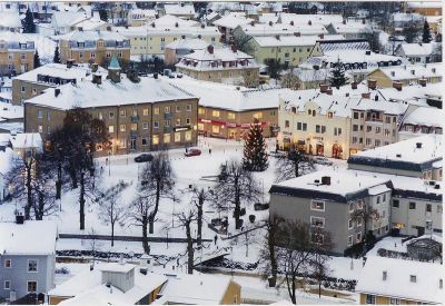 Vintrig stadsvy från höjd
