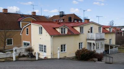 Två sammanbyggda villor med tomtgräns rakt igenom byggnaden
