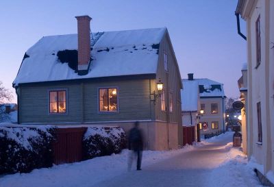 Träbyggnad med hög stenfot
