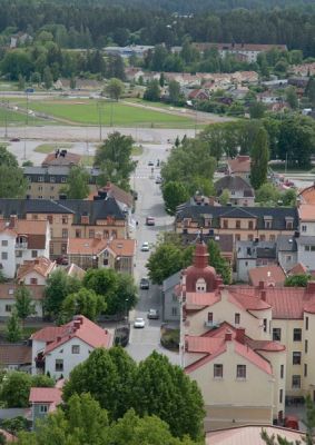 Stadsvy från berg längs gata
