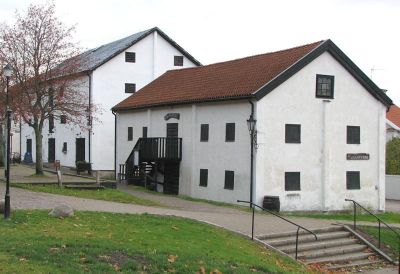 Magasinsbyggnader utmed vattendrag
