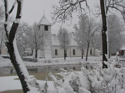 Snöklädd vit kyrka
