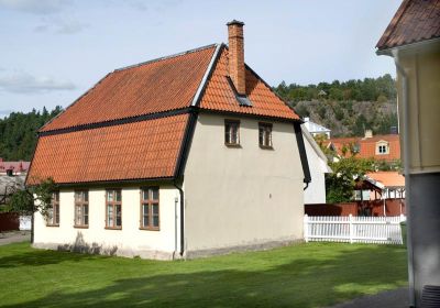 Gammalt hus med brutet tak
