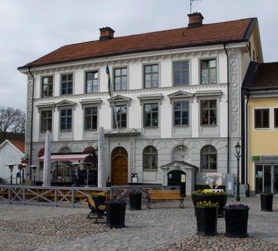 Ståtligt flerfamiljshus invid torg
