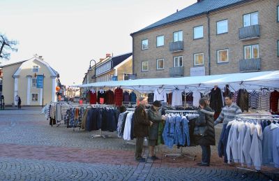 Klädhandel på torg
