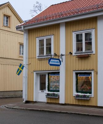 Gult trähus utmed gata
