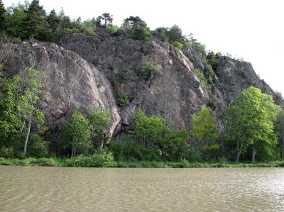 Bergsbrant invid vattendrag
