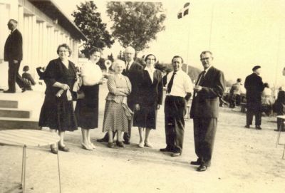 4 kvinnor och 3 män stående utomhus
