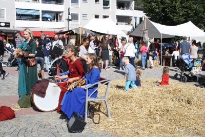 Artistuppträdande på torg
