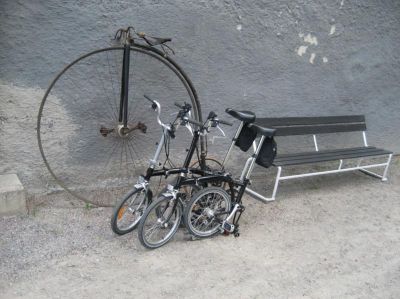 En höghjuling och två låghjulingar
