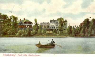 Stadsvy med vattendrag
