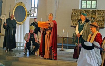 Medeltidsteater i kyrka
