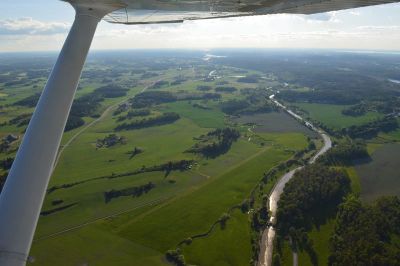 Flygbild över landskap med vattendrag
