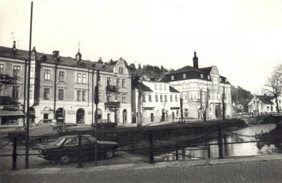 Parkering på torg vid vattendrag
