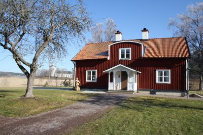 Rött torp med vita knutar
