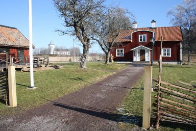 Rött torp med vita knutar
