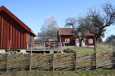Rött torp med vita knutar
