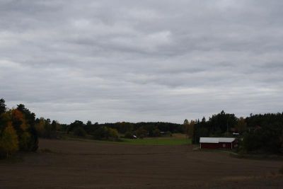 Landskapsvy med rött torp
