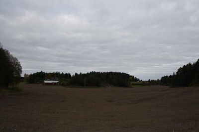 Landskapsvy med rött torp
