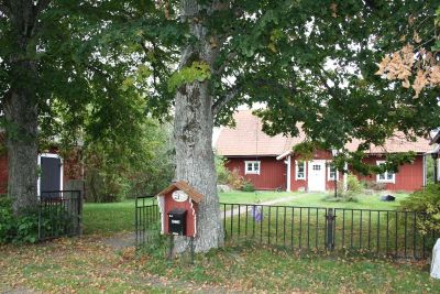 Rött trähus på landsbygden
