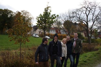 5 ungdomar vid nyplanterat träd

