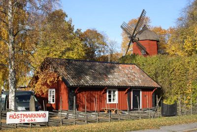 Rött torp invid kulle
