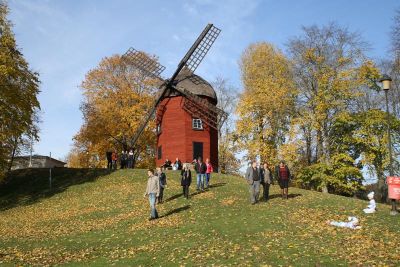 Väderkvarn på kulle
