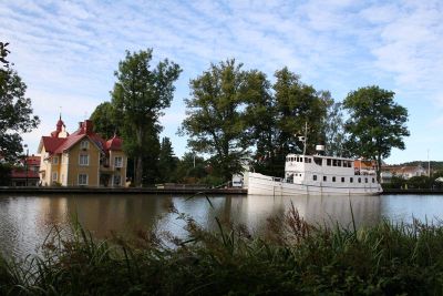 Passagerarbåt vid kaj intill byggnad
