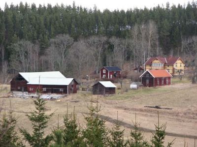 Bondgård invid skogshöjd
